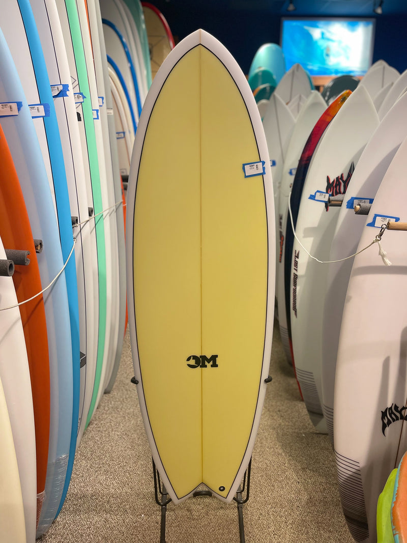 Ocean Magic Surfboard - Twin Fin Yellow Deck - FCS II - 5&
